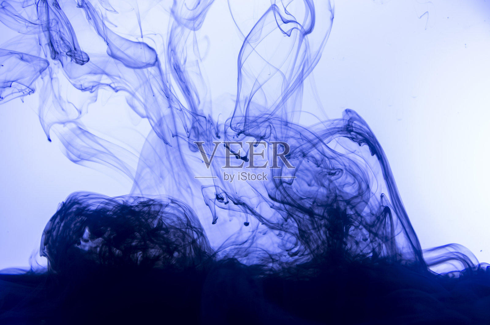 烟熏效果油墨在水黑白照片照片摄影图片