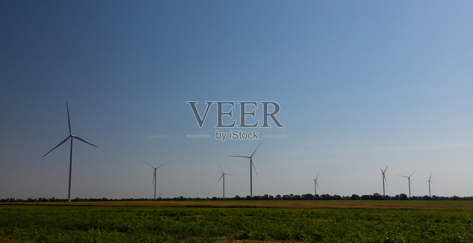 风力发电机安装在大自然的中间照片摄影图片