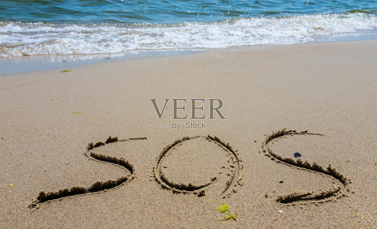 沙滩上的铭文发出了求救信号照片摄影图片