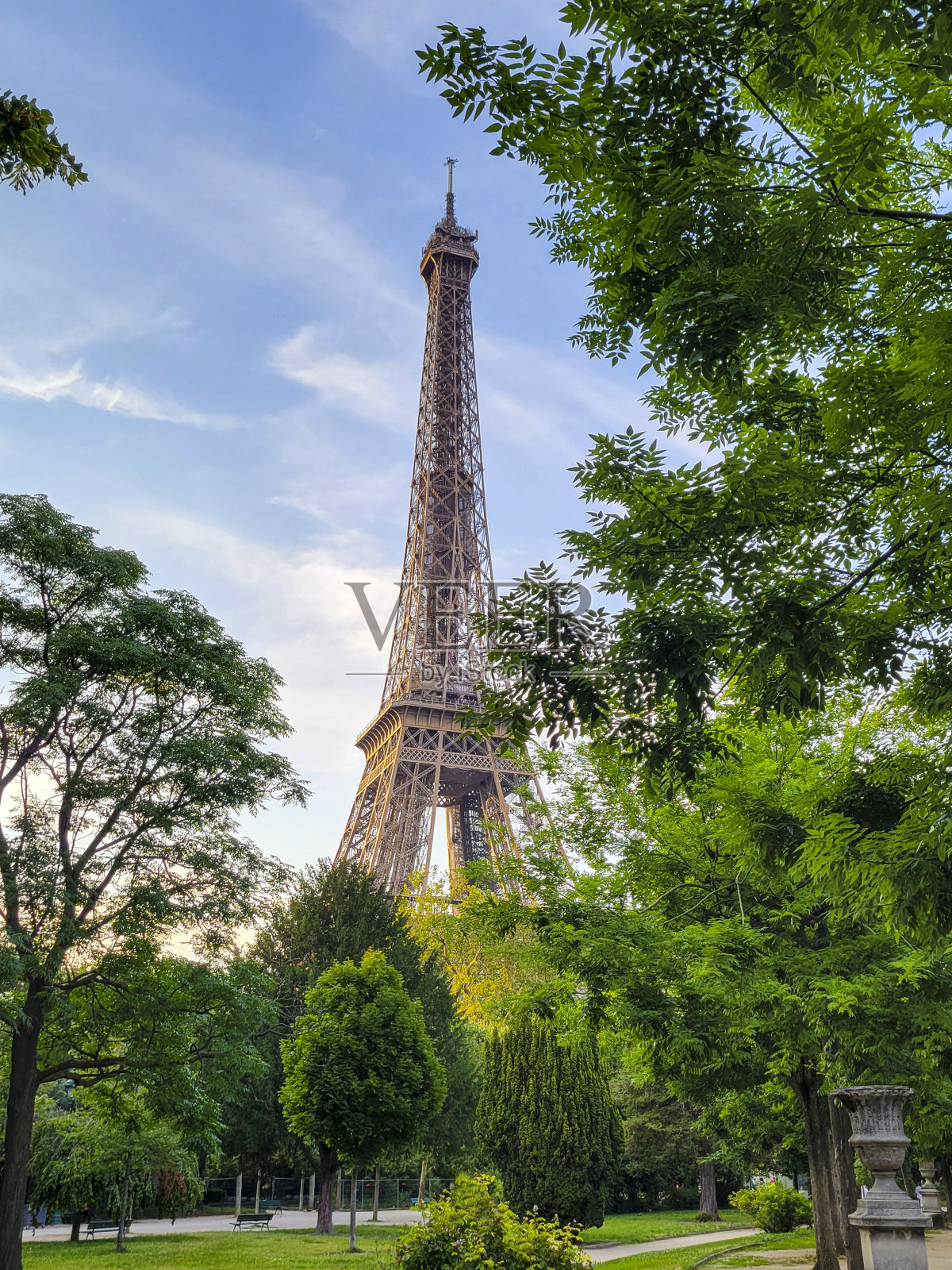 巴黎,法国。从附近的公园看艾菲尔铁塔。照片摄影图片