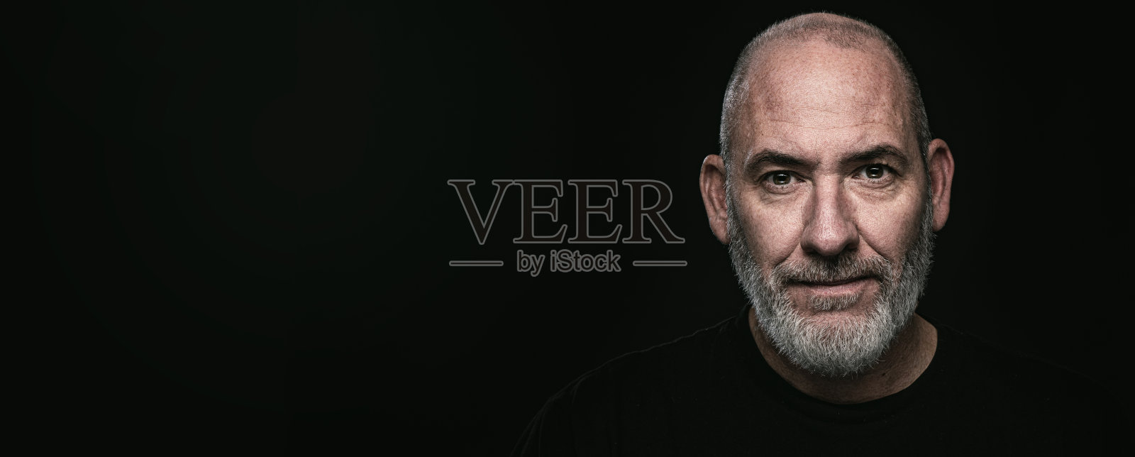 一个成熟男人看着镜头的肖像照片摄影图片