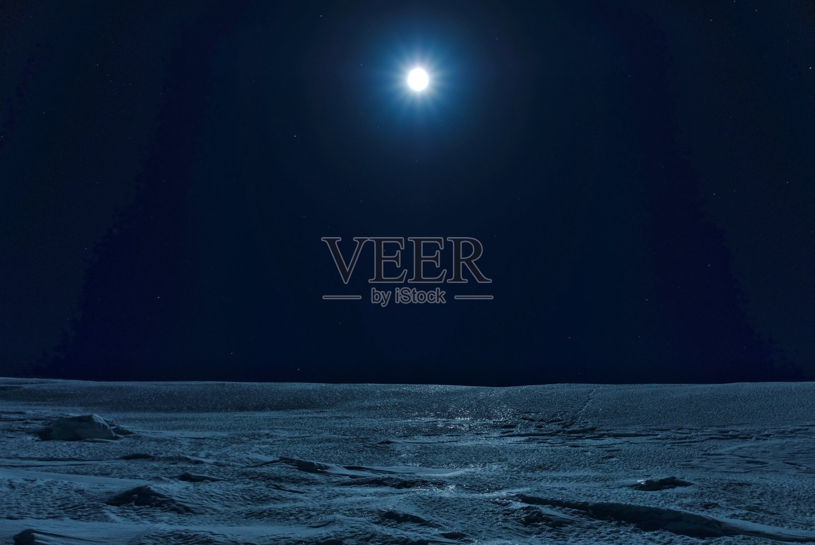 雪原和满月照片摄影图片
