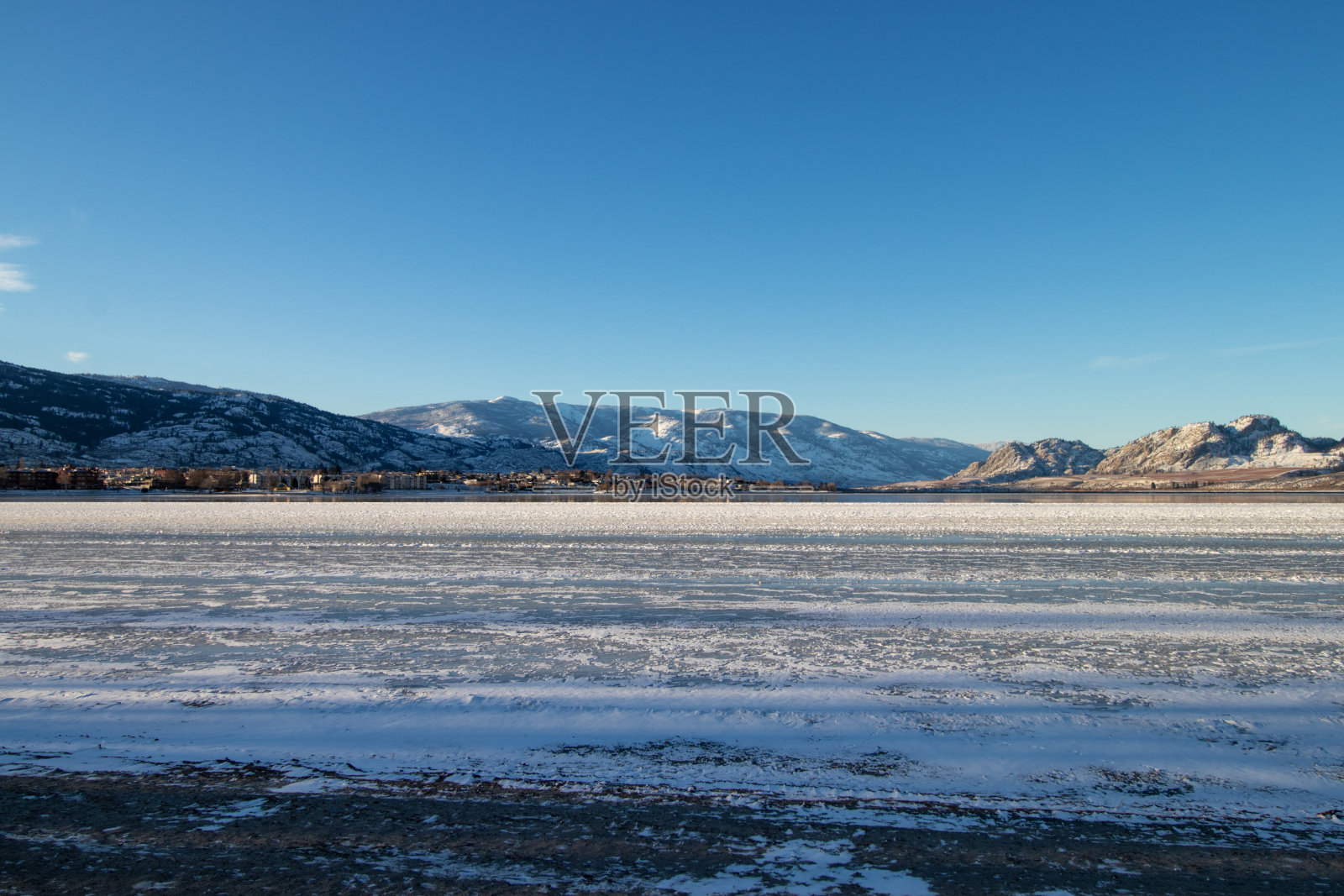 加拿大不列颠哥伦比亚省阳光明媚的寒冷冬日里的奥索尤斯湖照片摄影图片