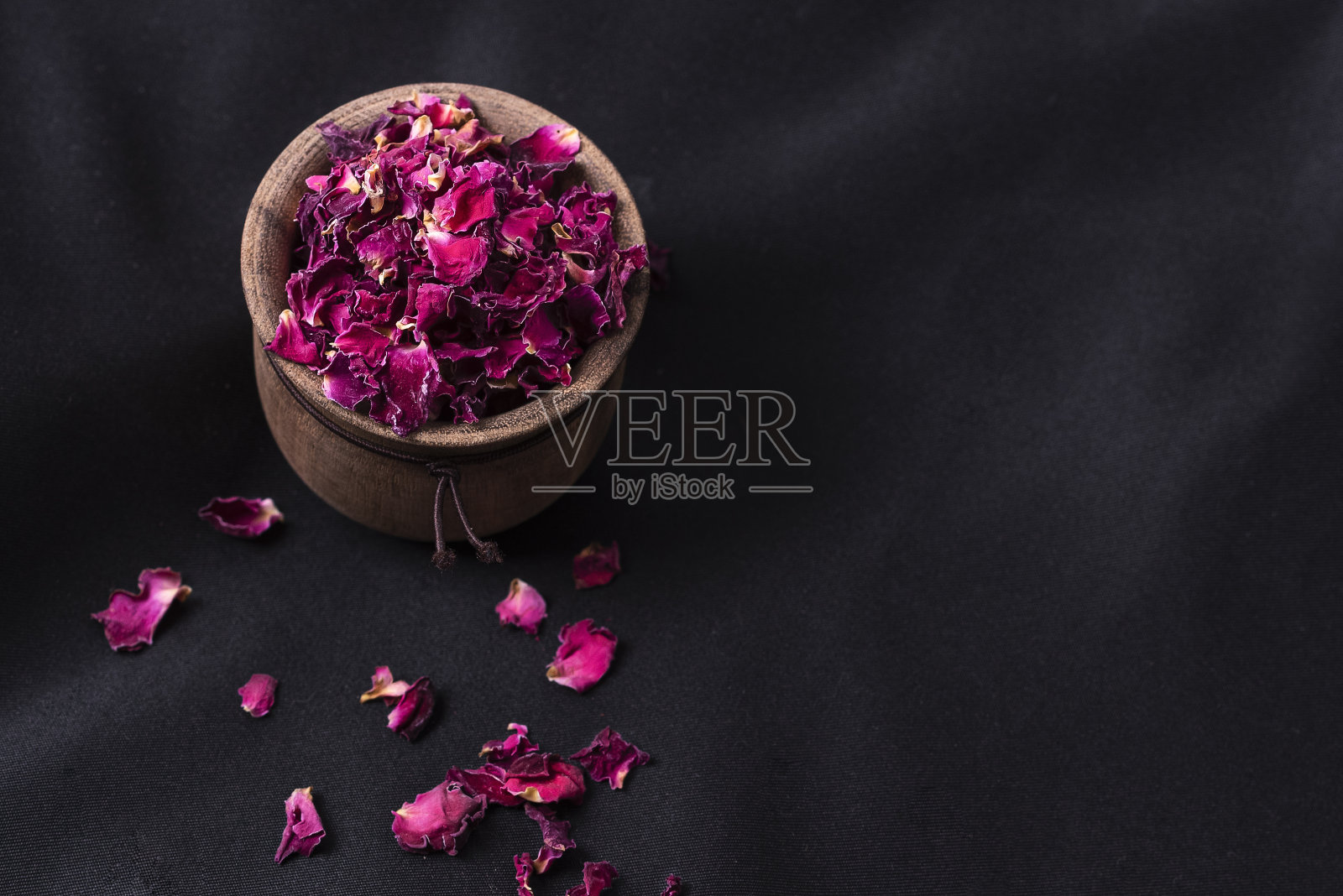 木碗里的玫瑰花瓣照片摄影图片