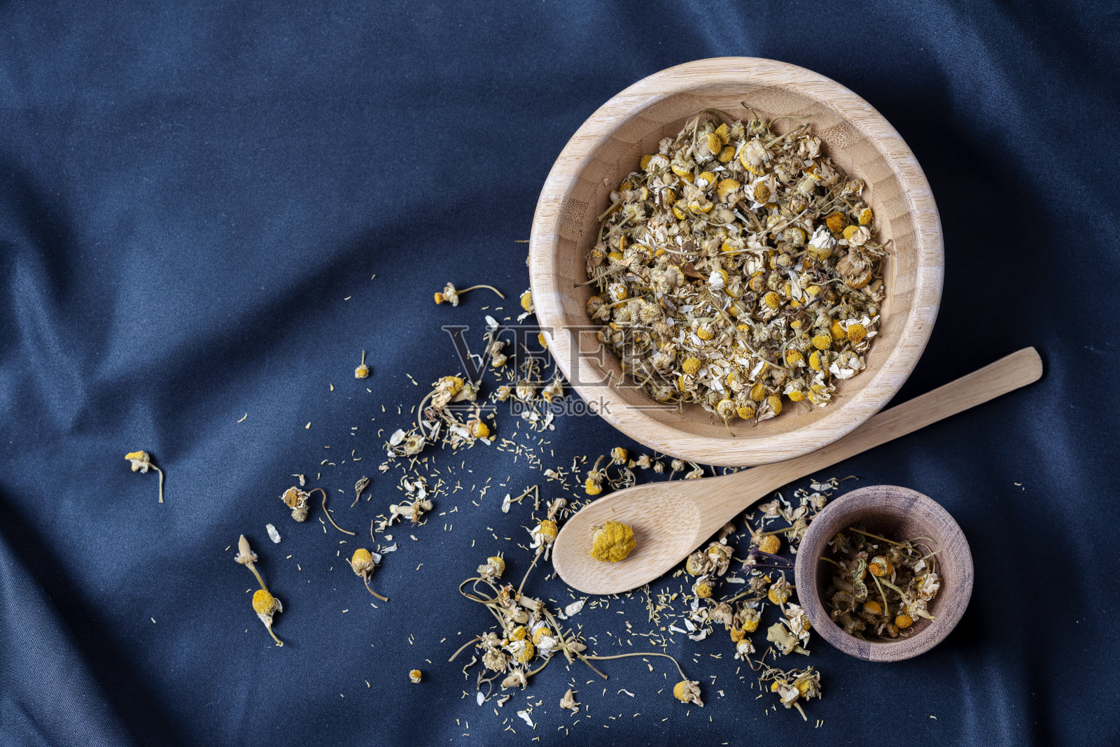 天然洋甘菊木碗勺照片摄影图片