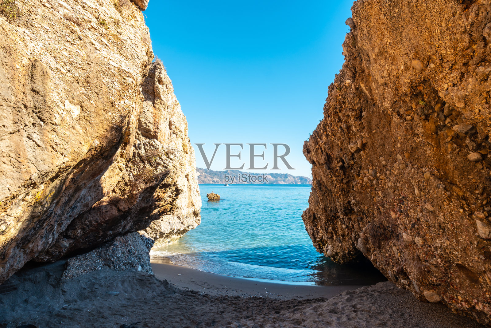 安达卢西亚Nerja镇Calahonda海滩上的小海湾里的大海细节。西班牙。地中海的太阳海岸照片摄影图片