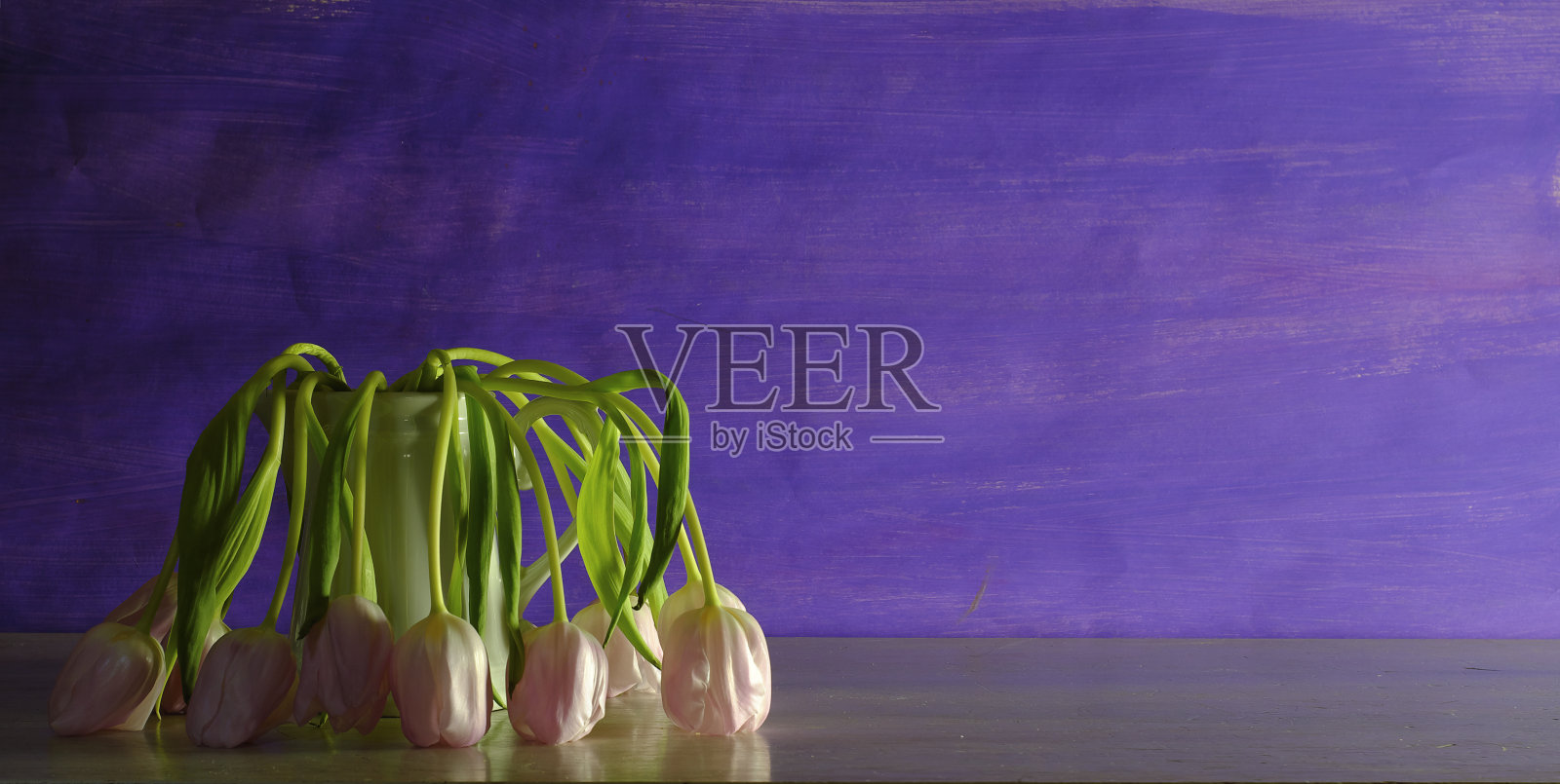 一束褪色的郁金香在一个旧杯子，春天的花，全景，大的复制空间照片摄影图片