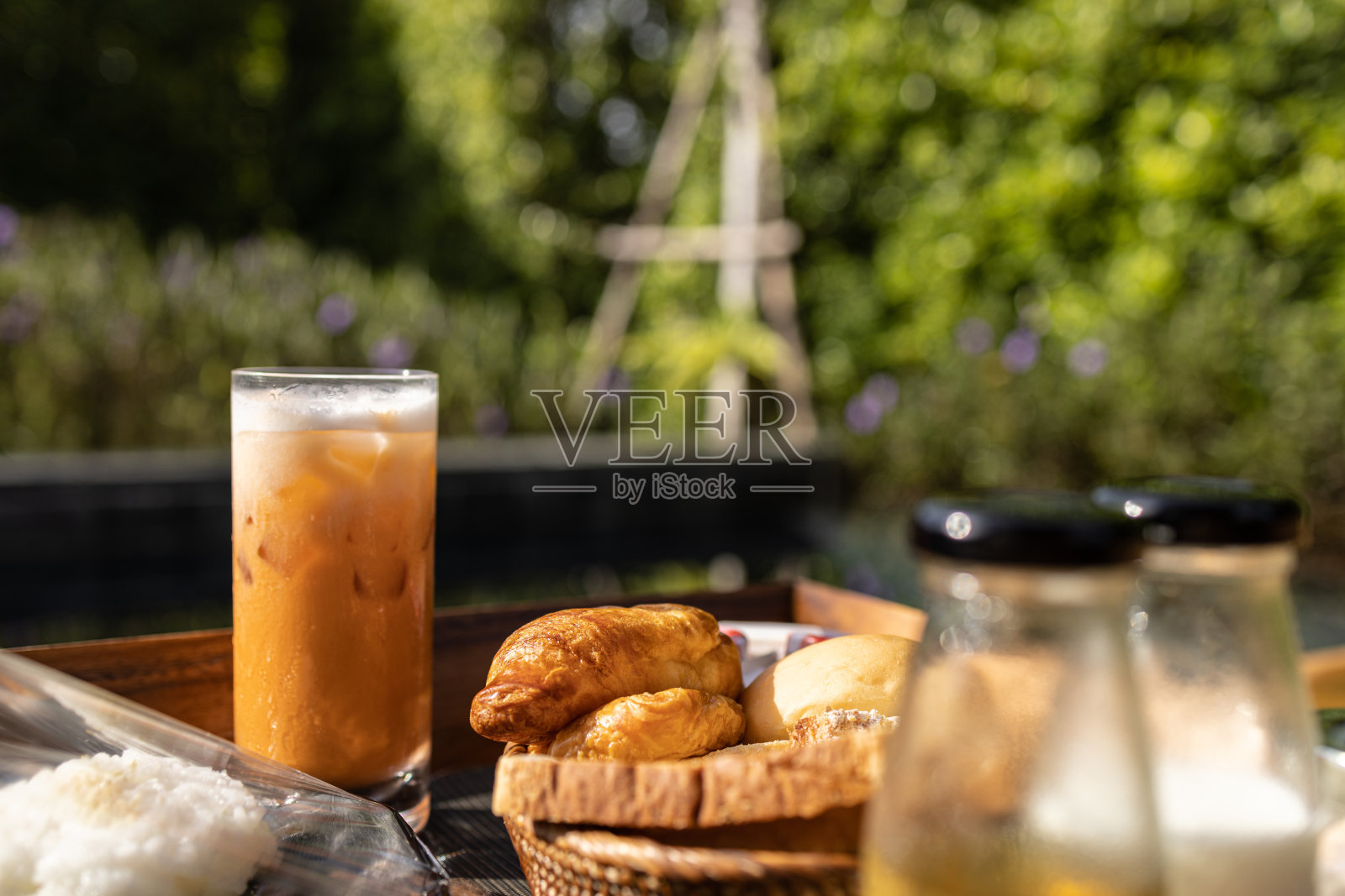泳池酒店提供全套早餐。酒店餐饮及度假理念。照片摄影图片