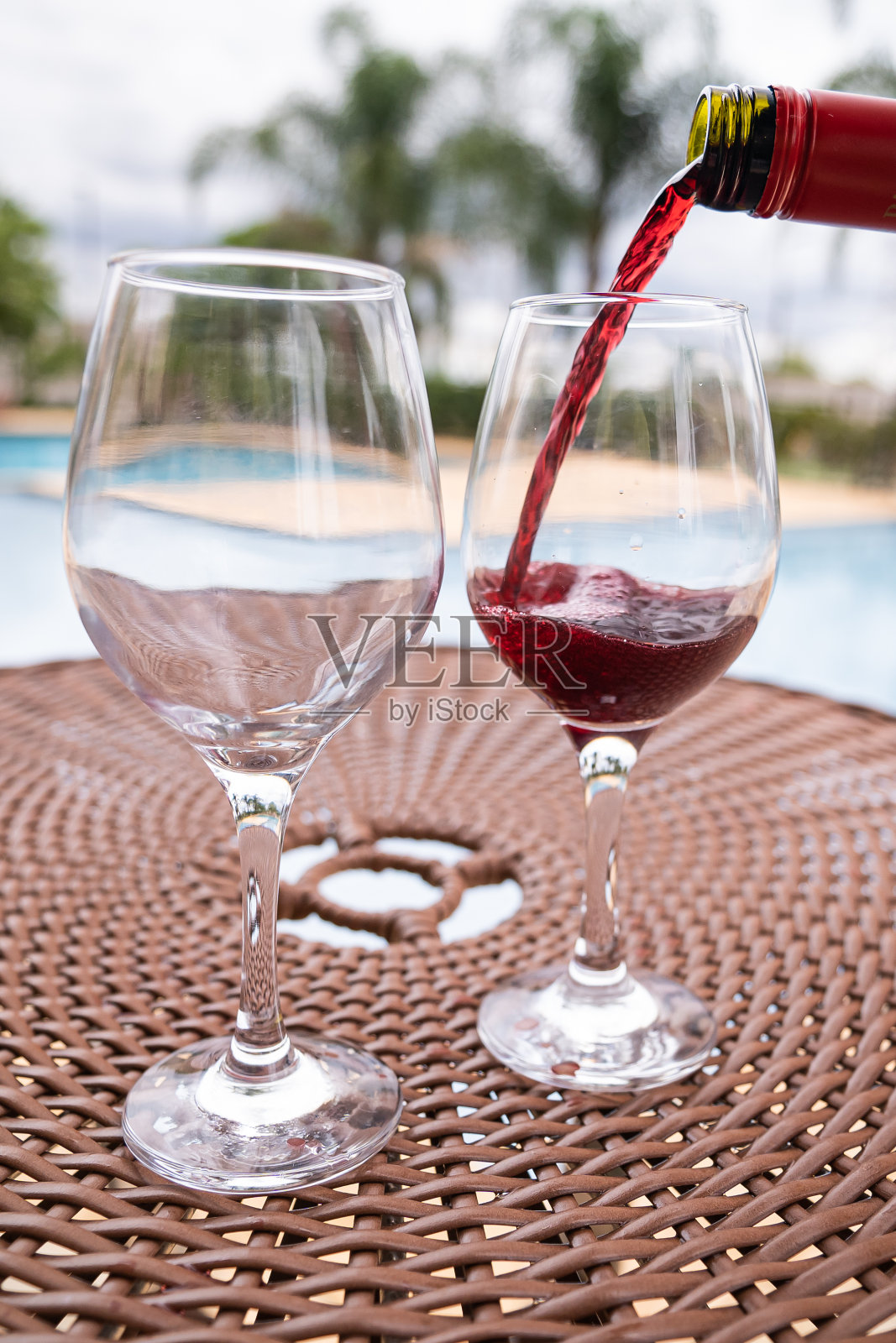 把酒杯照片摄影图片