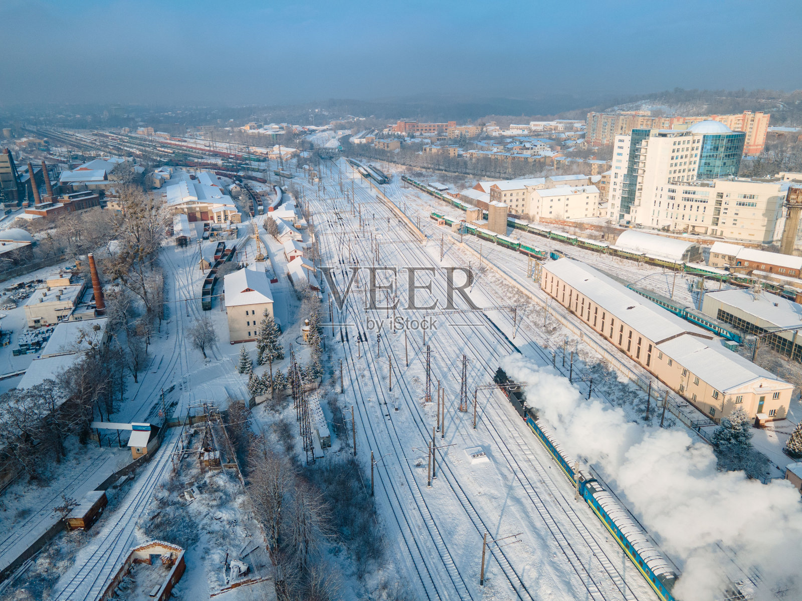 利沃夫火车站的老式蒸汽复古火车照片摄影图片