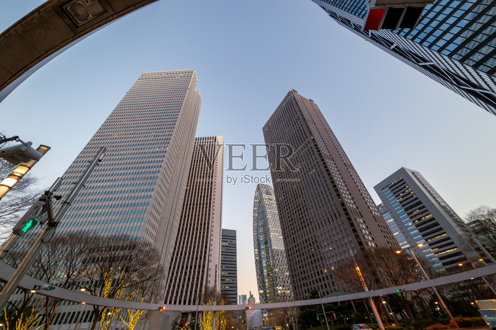 西新宿、新宿、东京傍晚的城市景观。照片摄影图片