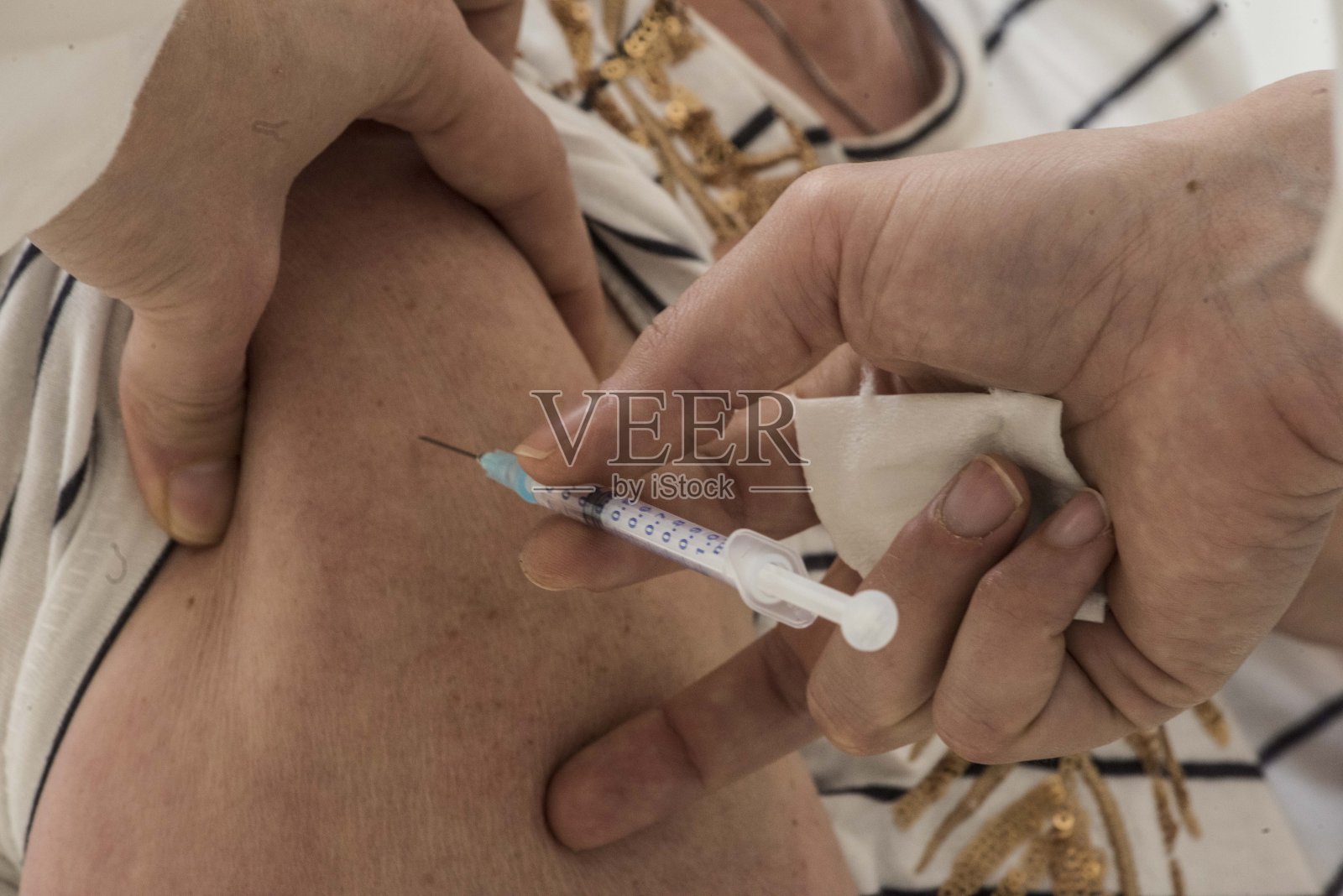 用注射器注射疫苗照片摄影图片