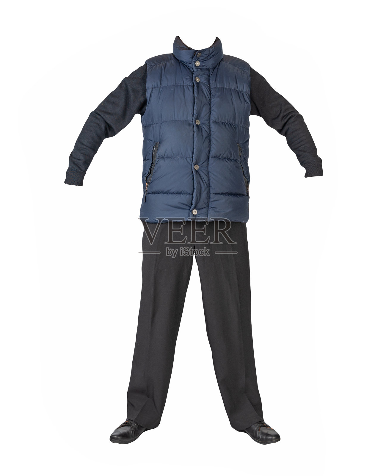 海军蓝无袖夹克，黑色裤子，毛衣和黑色皮鞋在白色背景照片摄影图片