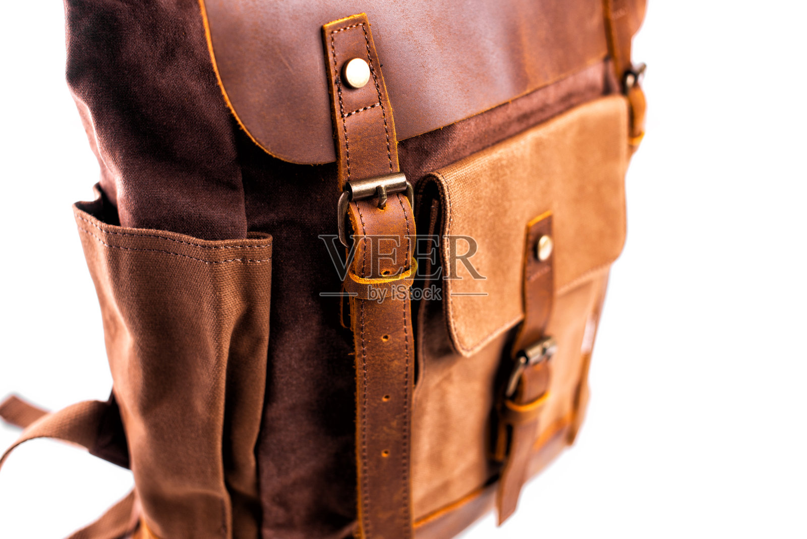 帆布背包配件孤立在白色背景上。为旅行者手工制作棕色背包。照片摄影图片
