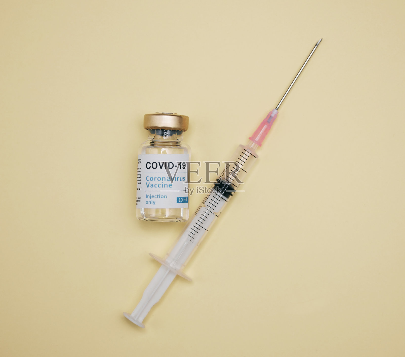 疫苗和注射器，绿色的背景照片摄影图片