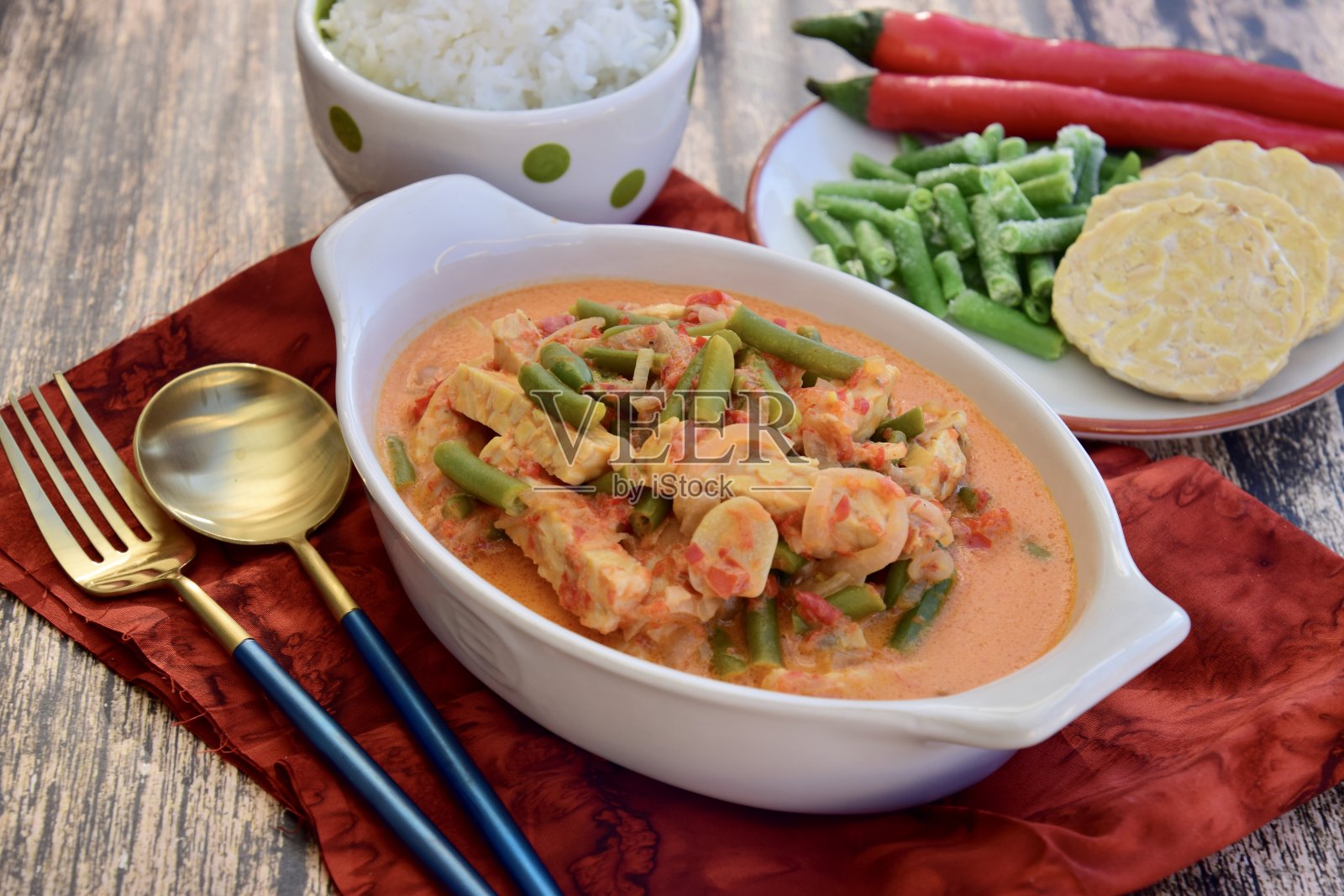 Sayur坦佩buncis。豆豉和青豆，用香料和椰奶煮。配米饭照片摄影图片