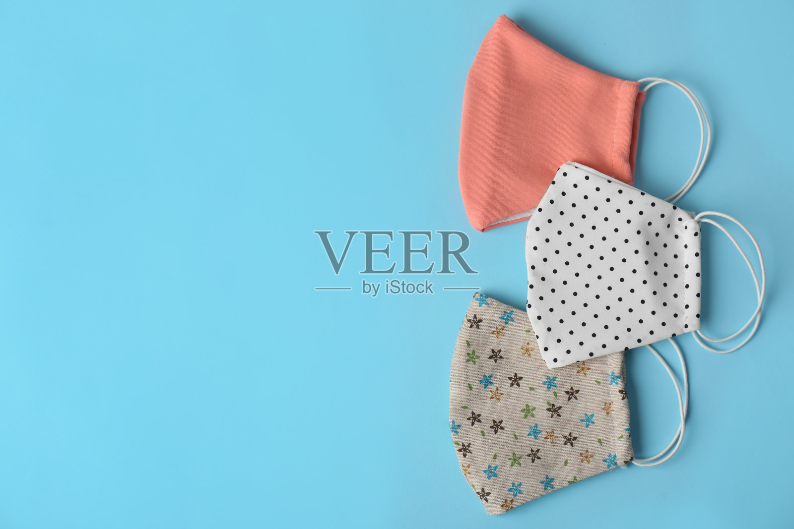 自制防护面罩，浅蓝色背景，平铺。空间的文本照片摄影图片