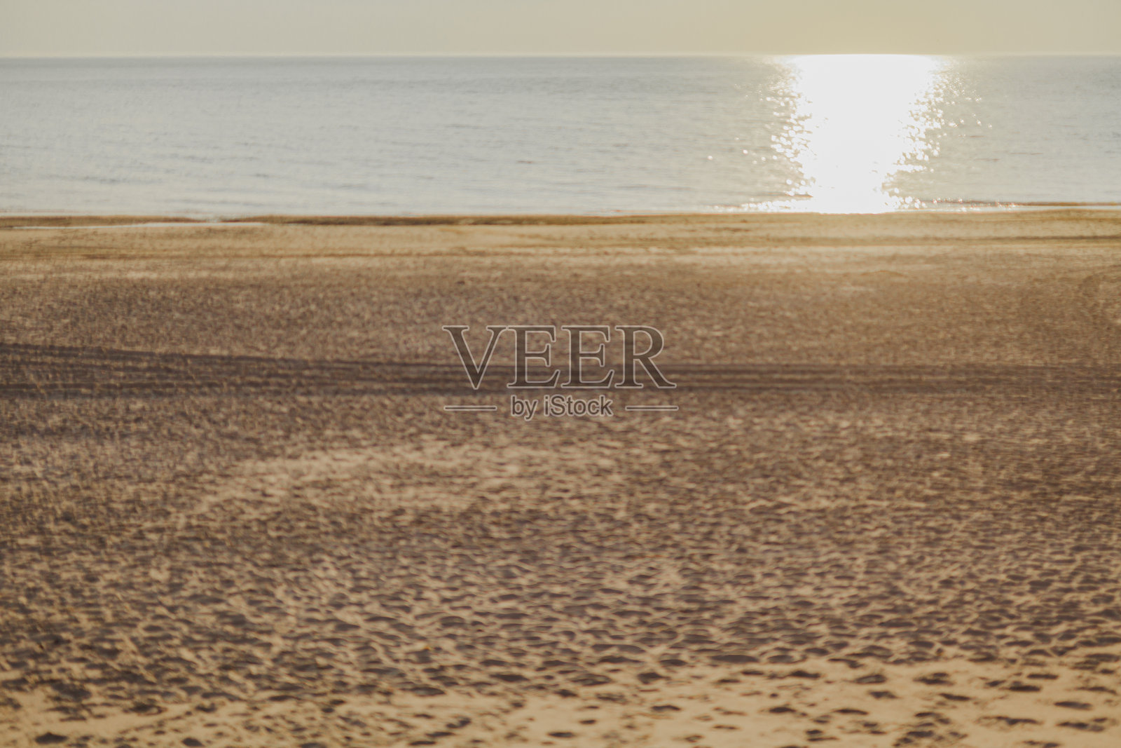 空旷宽阔的海滩，映衬着蔚蓝的大海照片摄影图片