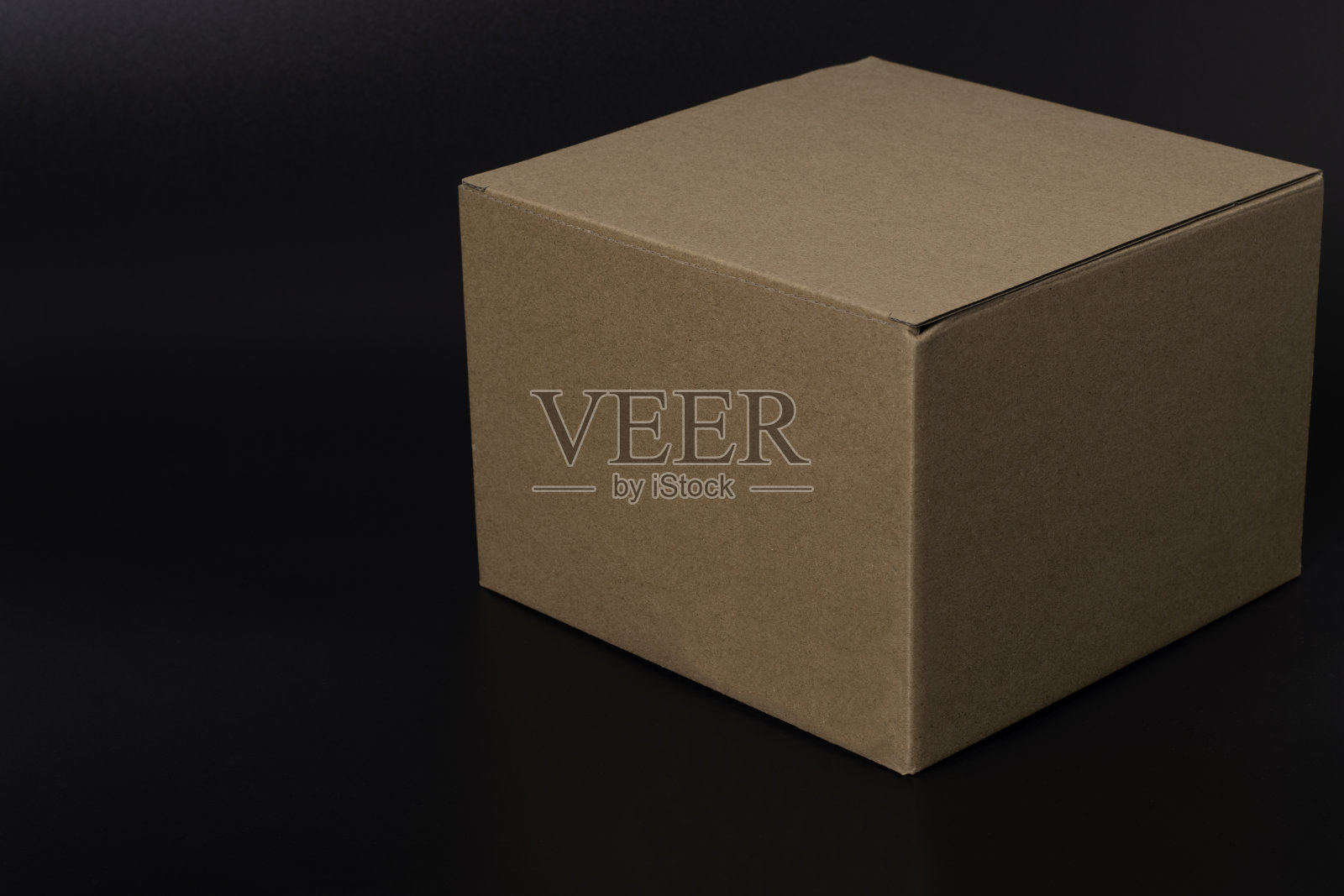 棕色纸板箱孤立在黑色背景“t照片摄影图片