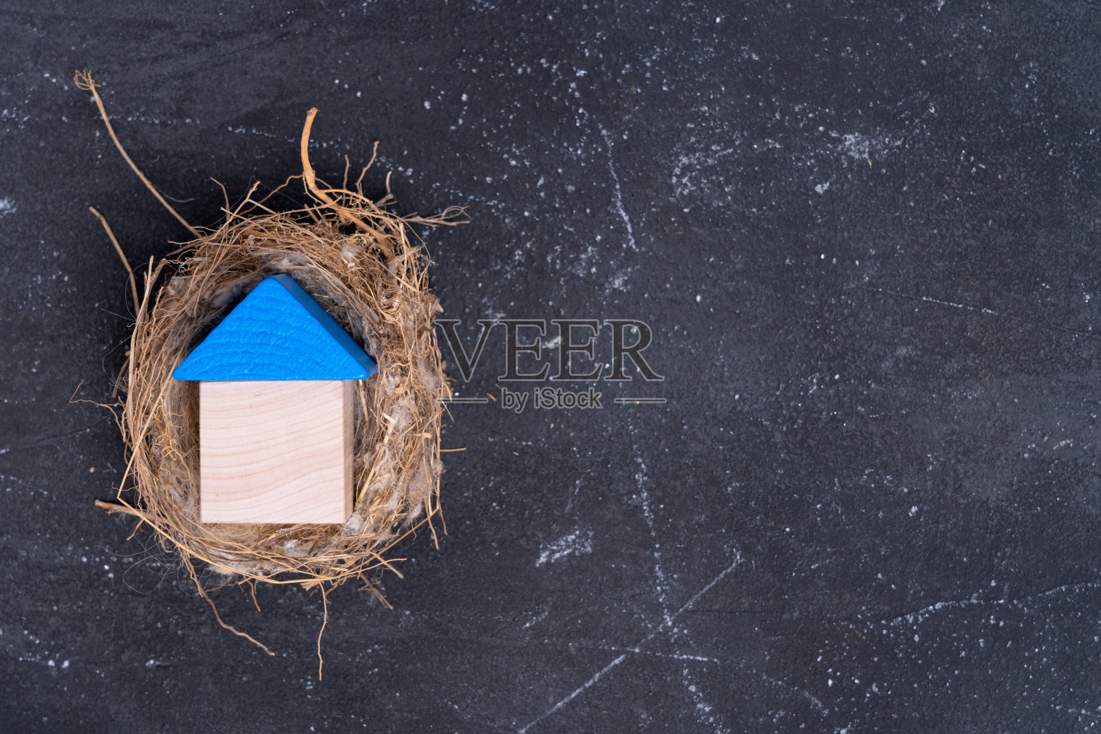 一间用木块做成的小房子在鸟巢里复制空间照片摄影图片