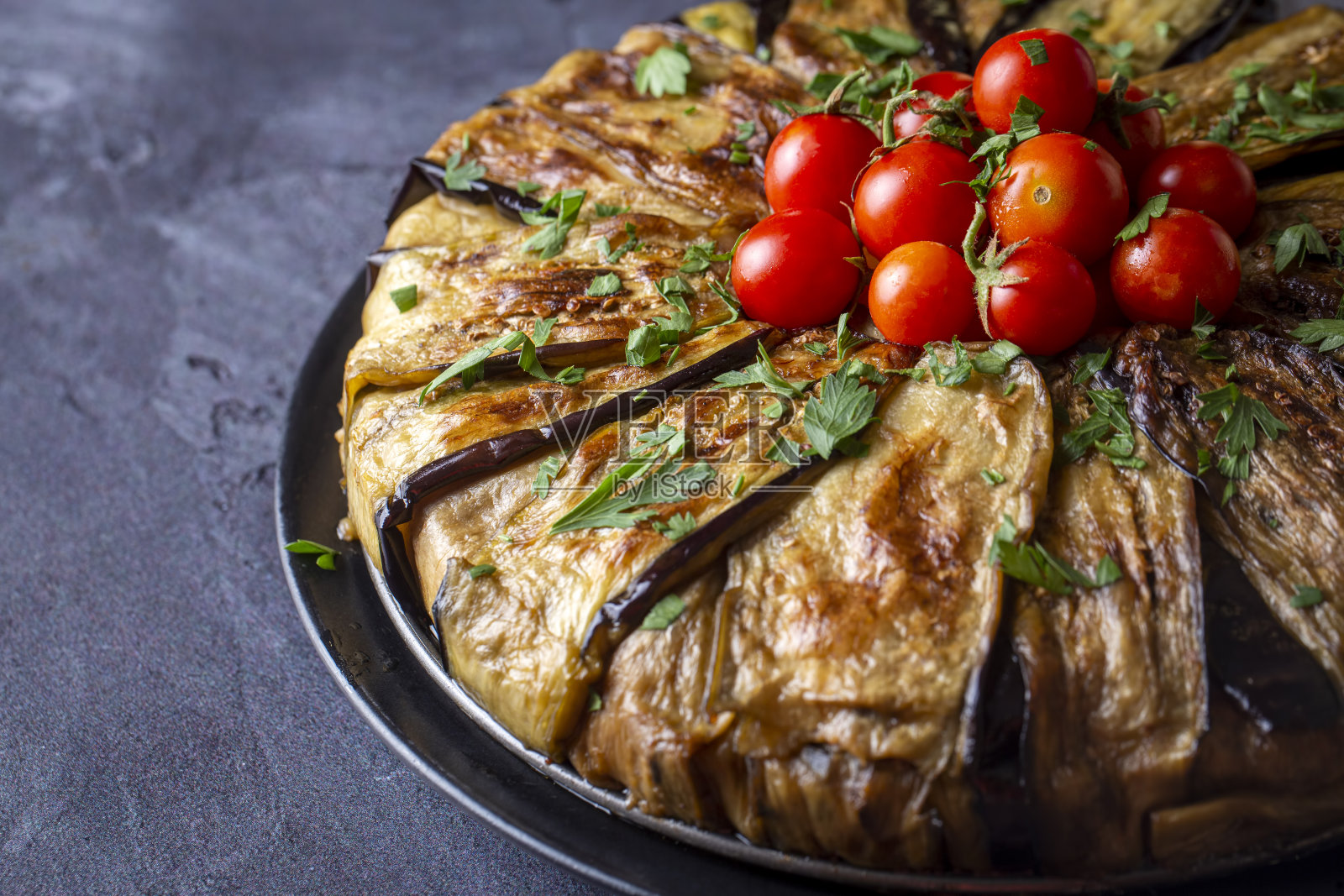 传统美味的土耳其菜，肉茄子菜(土耳其语名;patlican kapama)照片摄影图片