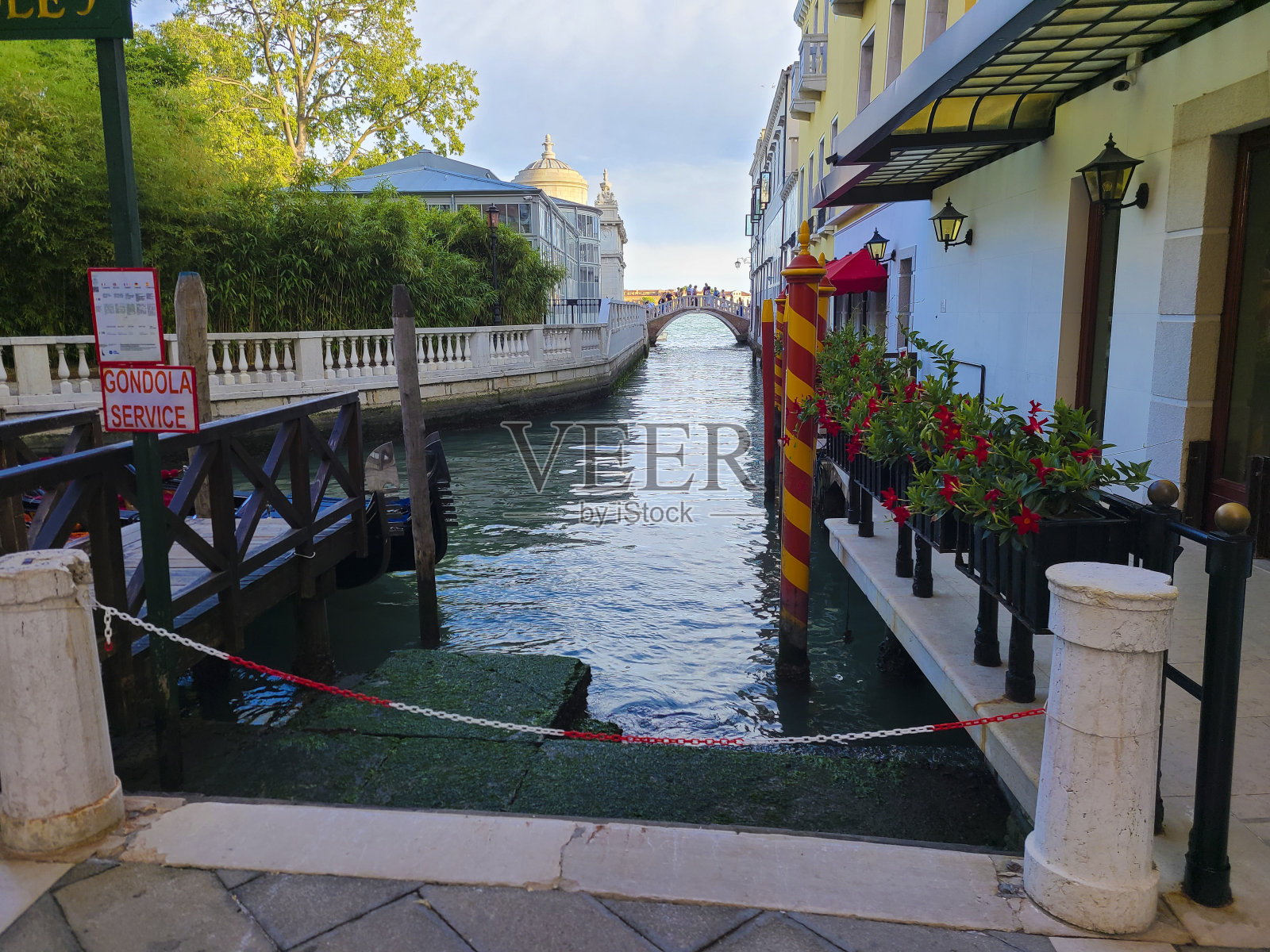 运河，意大利威尼斯的中世纪建筑照片摄影图片