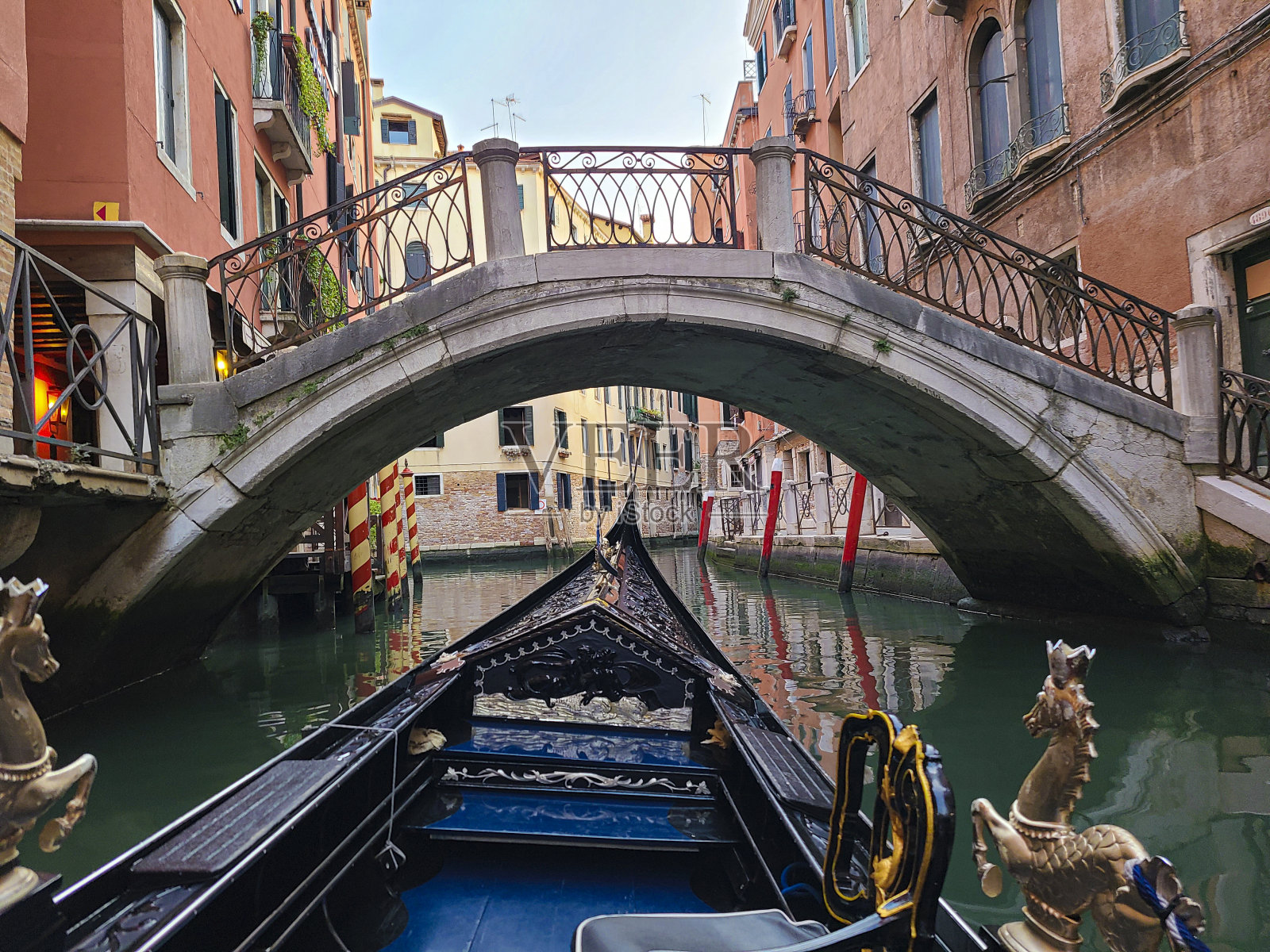 运河，中世纪建筑，意大利威尼斯的贡多拉照片摄影图片