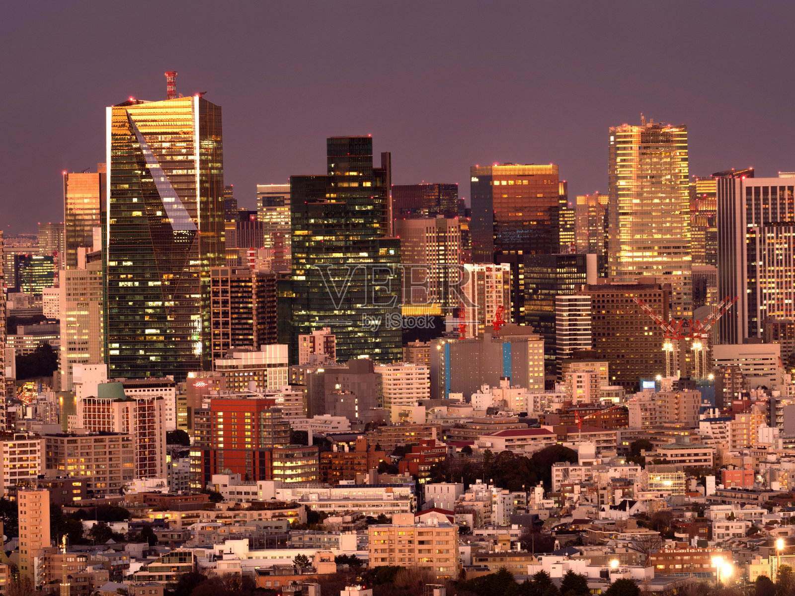 东京市中心黄昏时的城市景观照片摄影图片