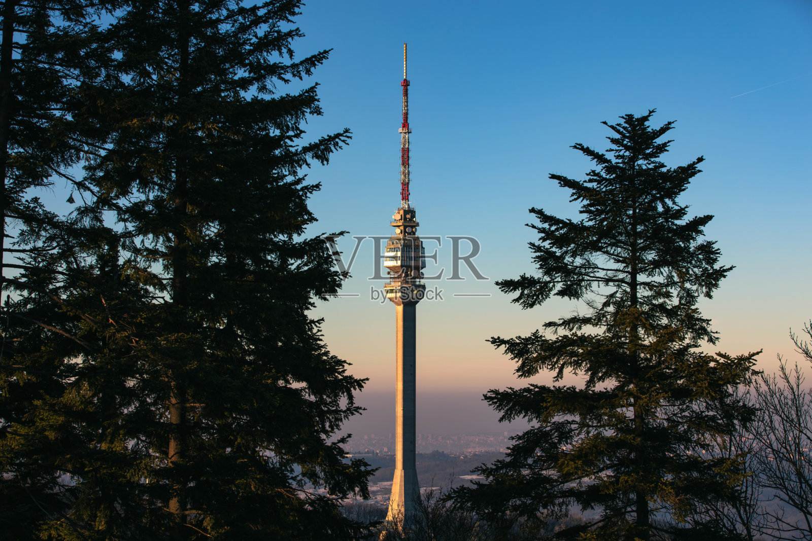 阿瓦拉山通讯塔，塞尔维亚贝尔格莱德的象征。照片摄影图片