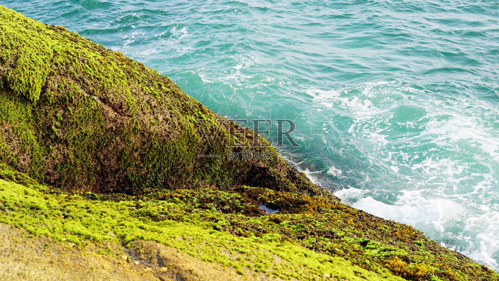 美丽的海滨景观，海浪撞击岩石照片摄影图片