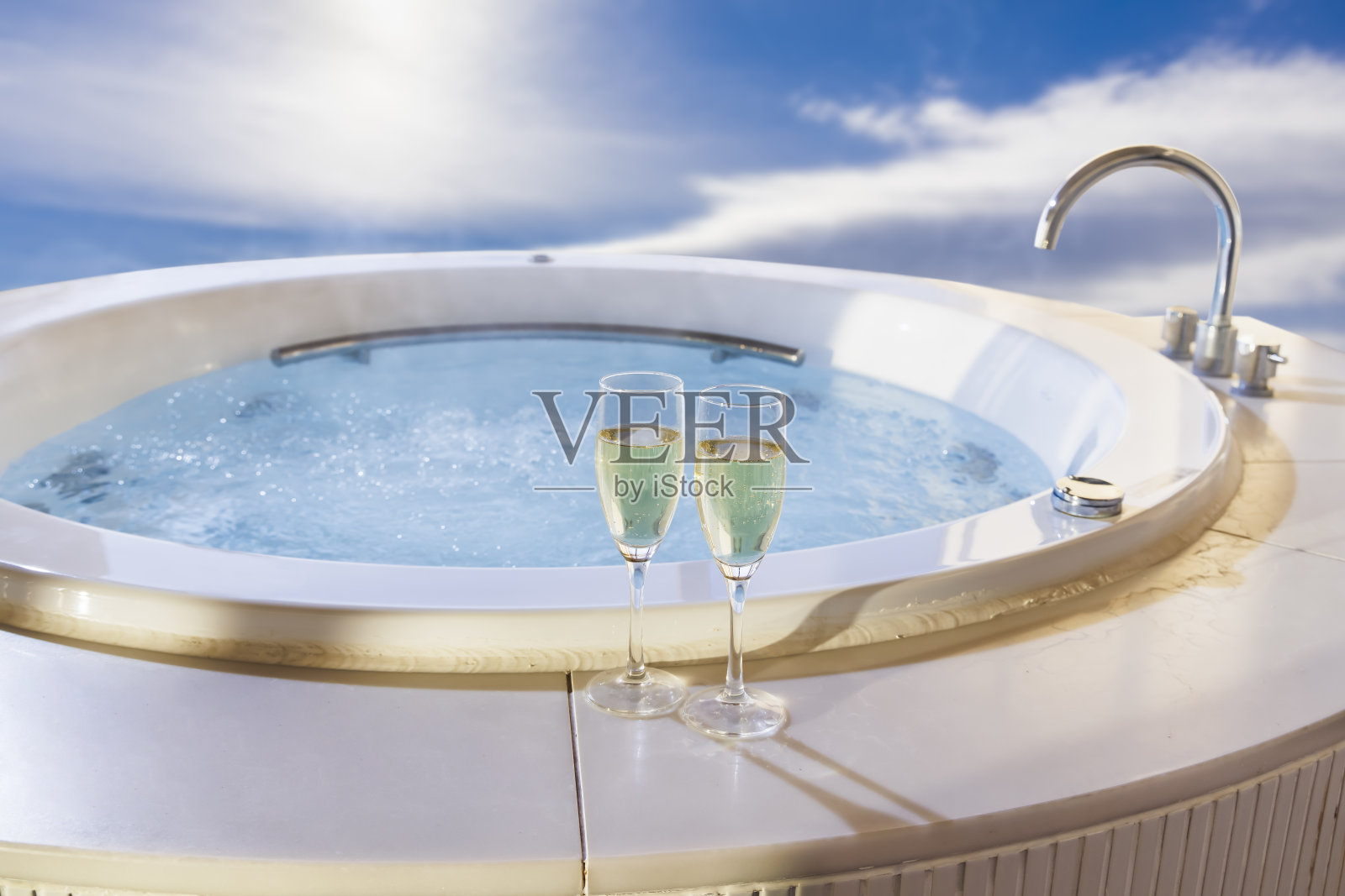 美味的香槟和放松的漩涡照片摄影图片