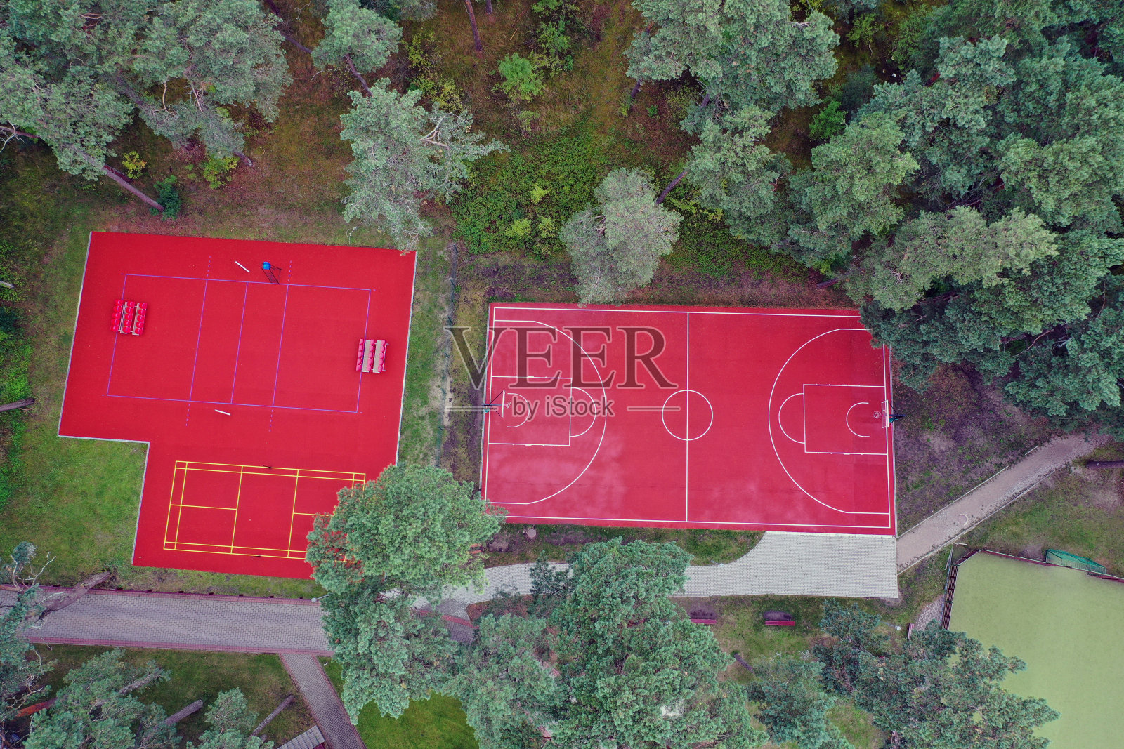 度假胜地空空荡荡的新运动场地，空中照片摄影图片