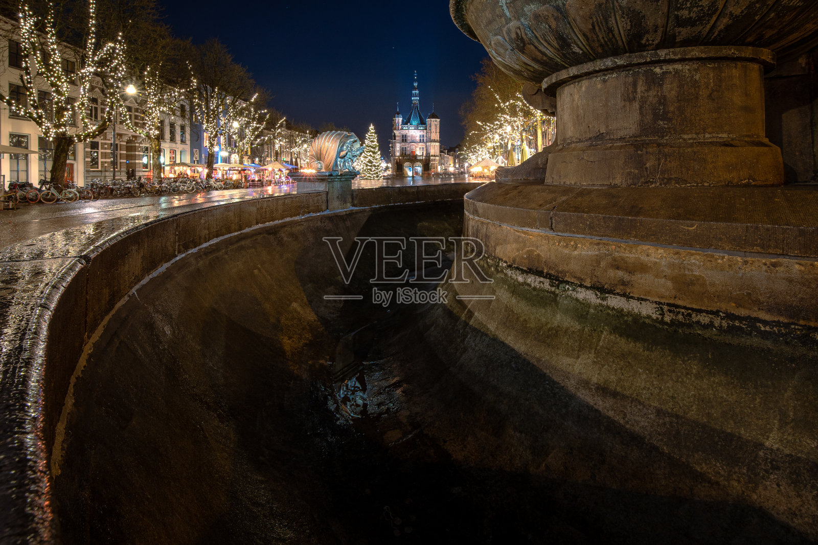 干涸的城市喷泉在迷人的城市广场上灯火通明的历史城市在Overijssel照片摄影图片