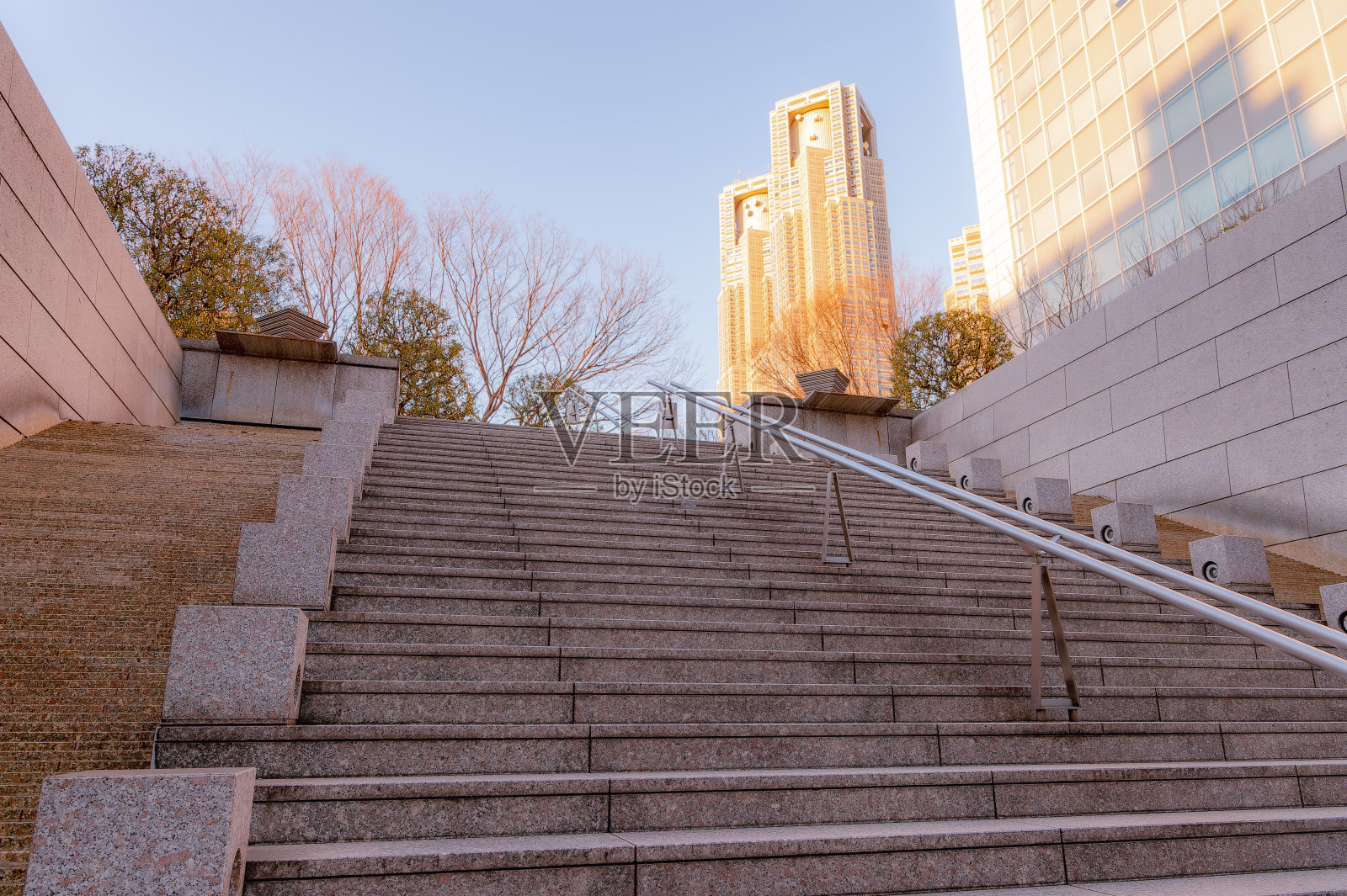 西新宿、新宿、东京傍晚的城市景观。照片摄影图片