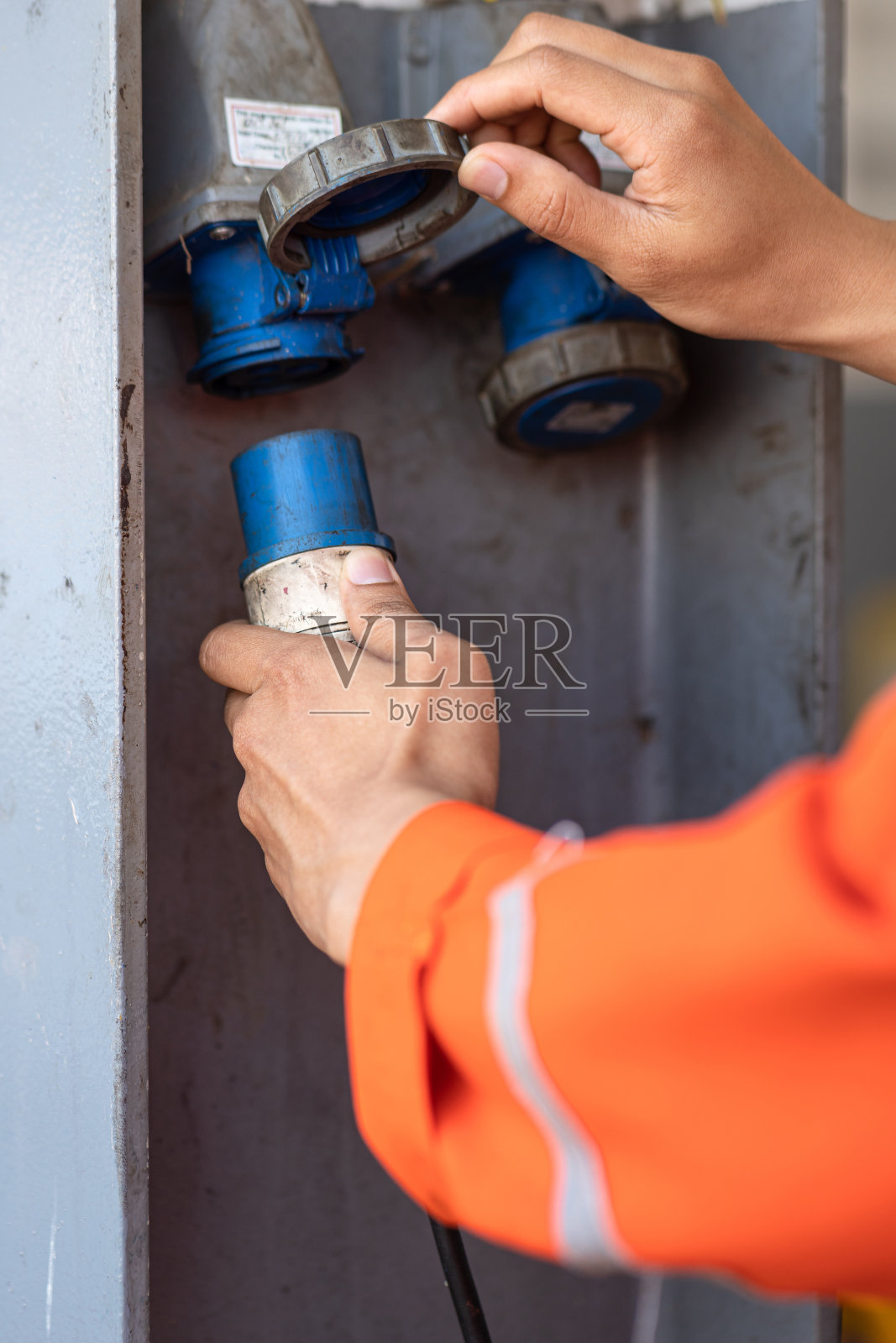 插入电源插头插座-工业工作动作。照片摄影图片