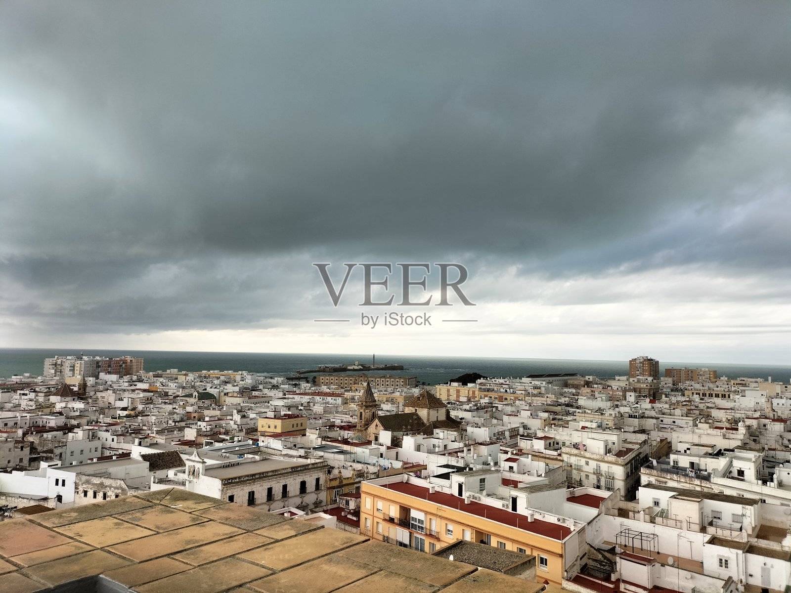 从塔维拉托雷俯瞰加的斯照片摄影图片