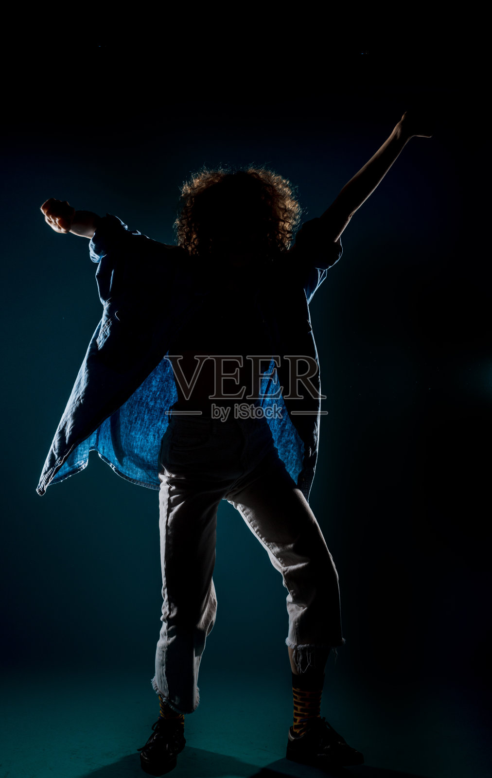 被隔离在橙色墙壁上的现代舞运动员照片摄影图片