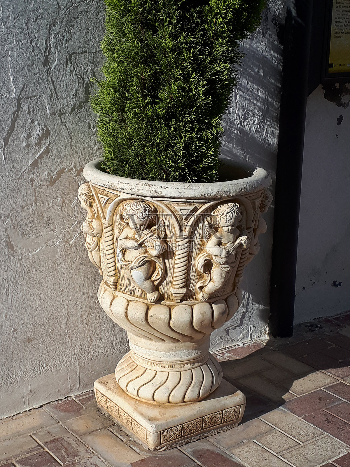 康柏塔是西班牙南部安达卢西亚马拉加山上的一座白色小镇。这是公共街道上的一个花盆照片摄影图片