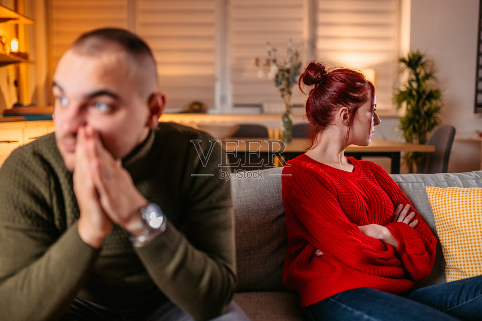年轻夫妇互相生对方的气照片摄影图片