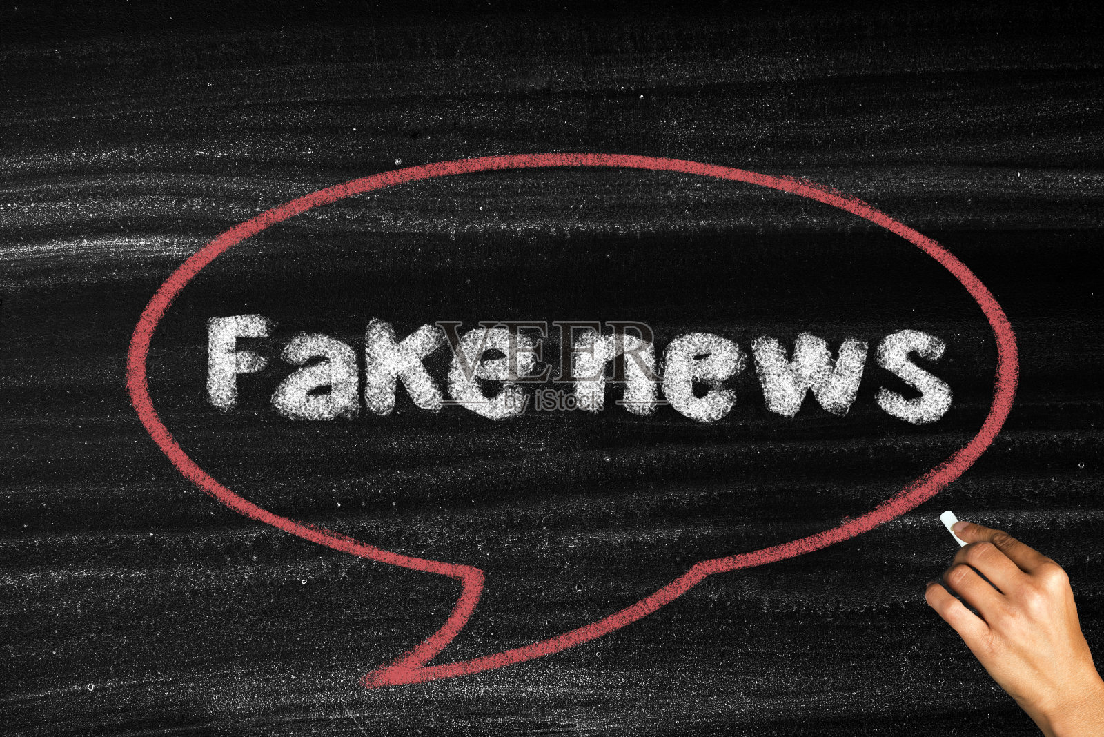 黑板上的假新闻横幅照片摄影图片