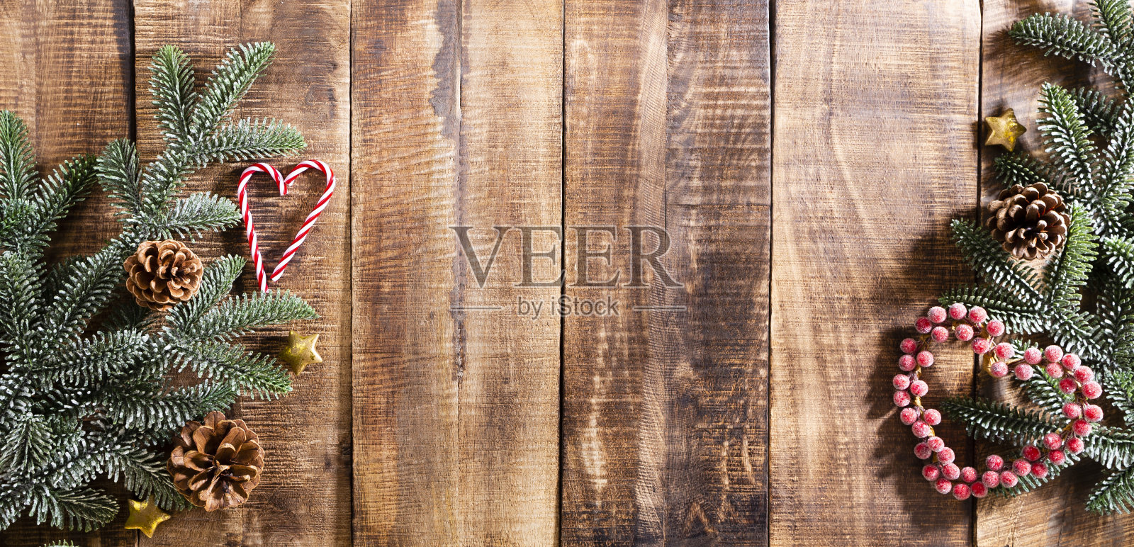 圣诞节黑暗的木制背景与副本空间顶视图。照片摄影图片