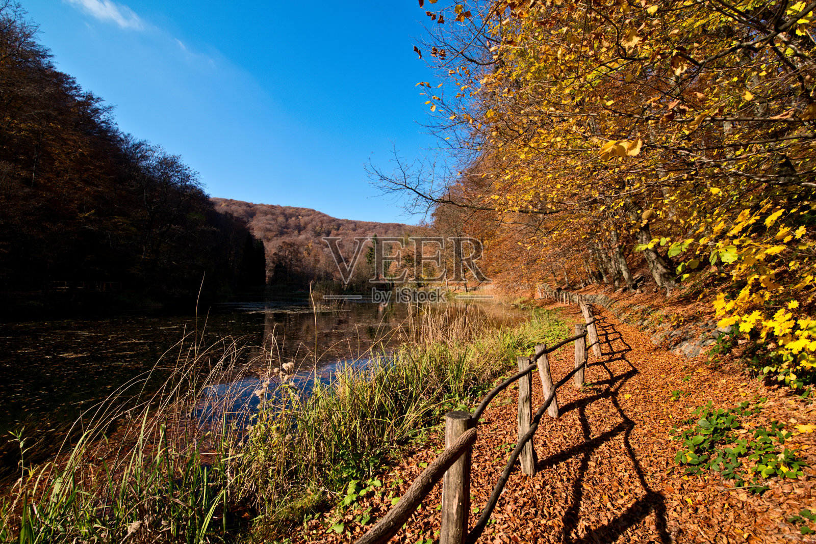 秋天的徒步旅行路线照片摄影图片
