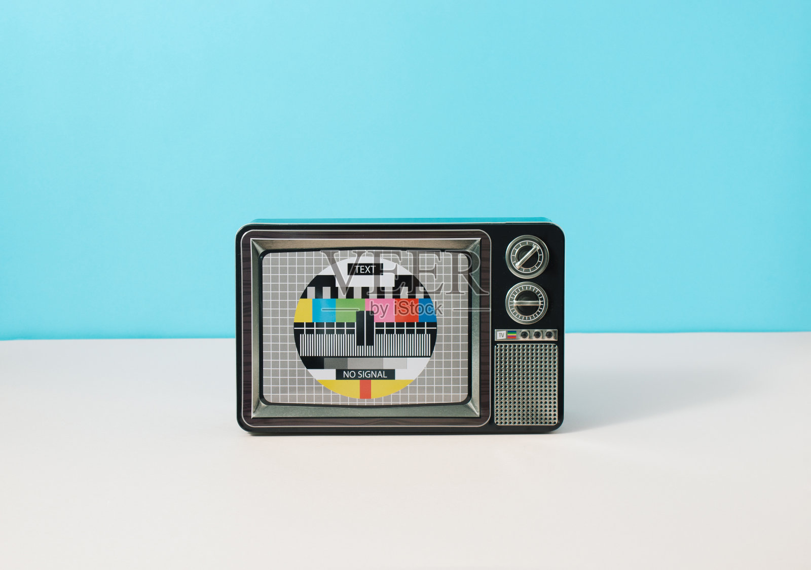 复古电视测试-在蓝色和粉色背景下没有信号。最小的概念。照片摄影图片
