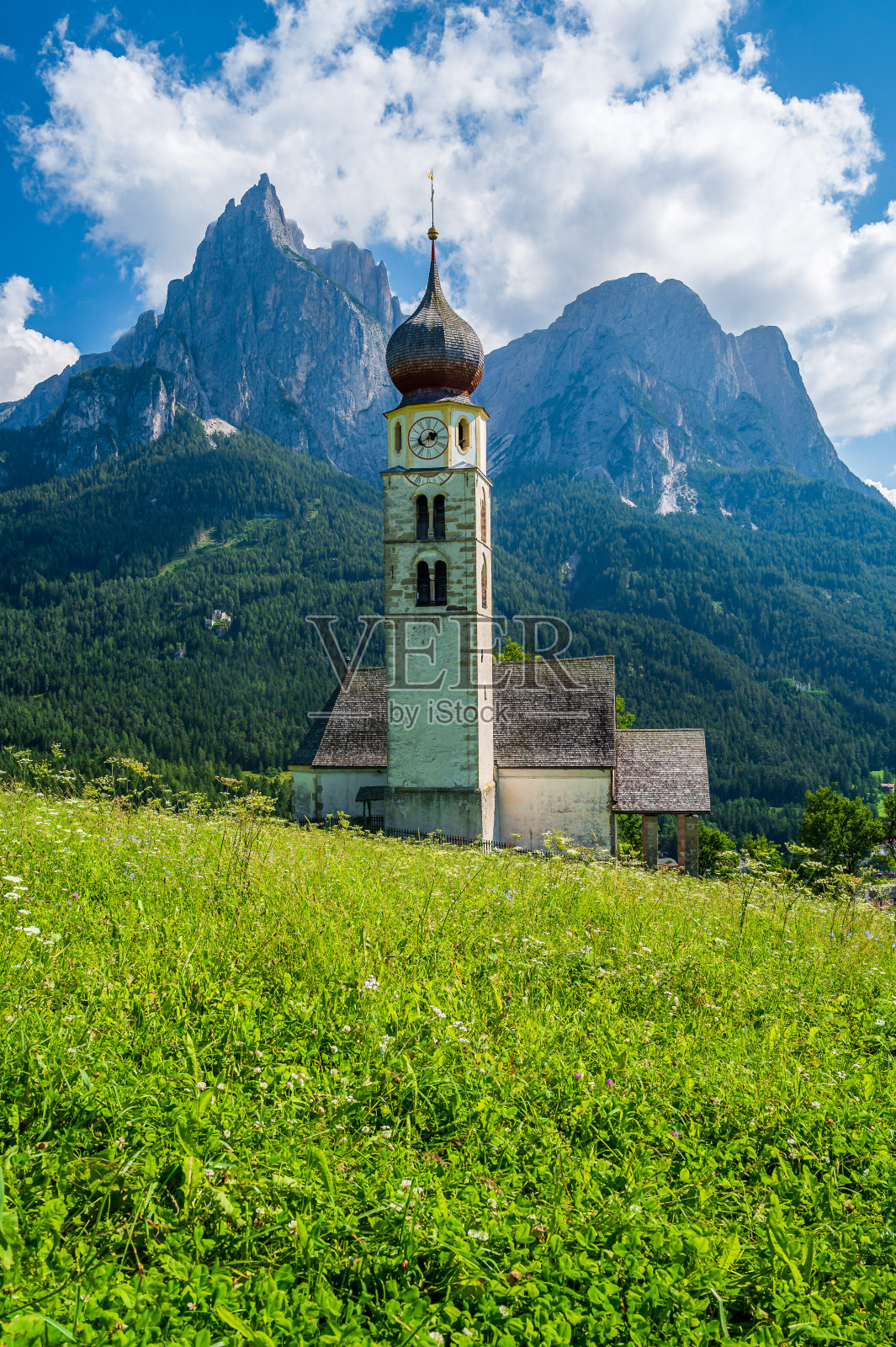 卡斯特尔罗托的圣瓦伦蒂诺教堂照片摄影图片