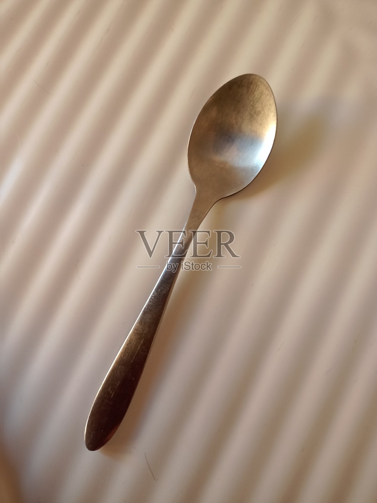 放在水槽上吃室内照片香蕉水果和蔬菜，在温暖的灯光下吃一顿健康的食物准备和吃照片摄影图片