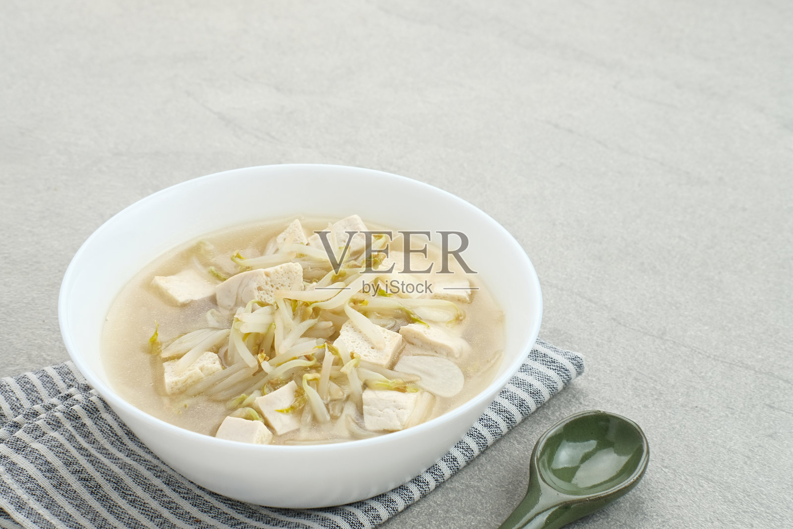 这是一种用豆芽拌豆腐的印尼菜照片摄影图片