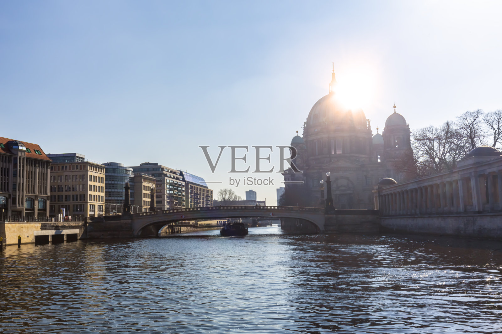 冬天的柏林人多姆和施普雷河照片摄影图片