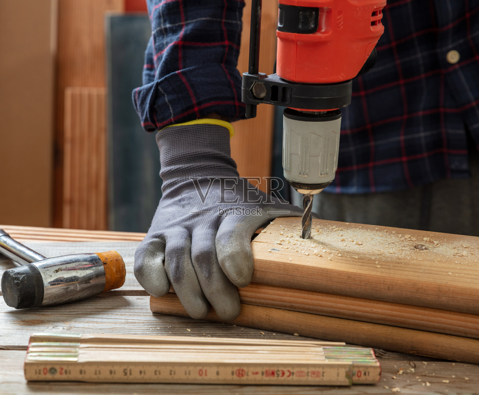 电钻工具，手钻木材。建筑行业，木工工作台照片摄影图片