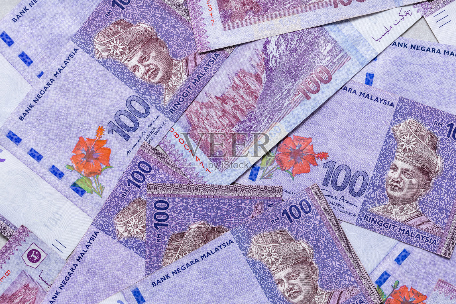 散落的马来西亚货币100林吉特钞票，商业经济背景照片摄影图片