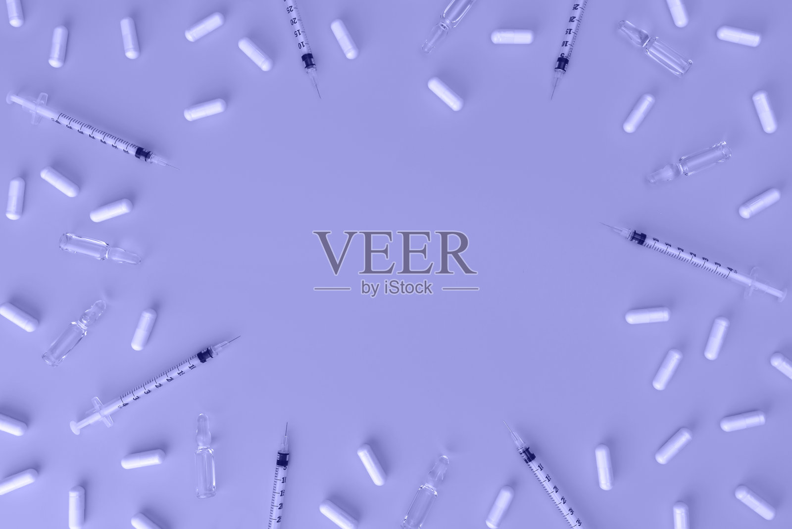 注射器，安瓿和药丸色调时尚的颜色为2022年。平面风格的美容和医学背景。照片摄影图片